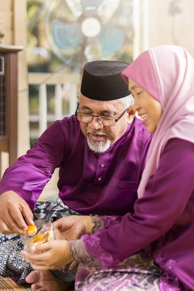 Müslüman aile bayram bayramında ziyafet veriyor