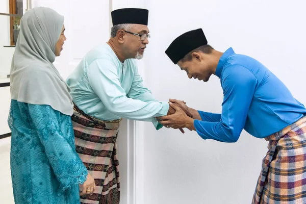 Tindakan Tradisional Penghormatan Dalam Keluarga Muslim Pada Idul Fitri — Stok Foto