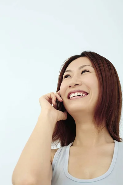 Mujer Sonriendo Mientras Habla Por Teléfono —  Fotos de Stock
