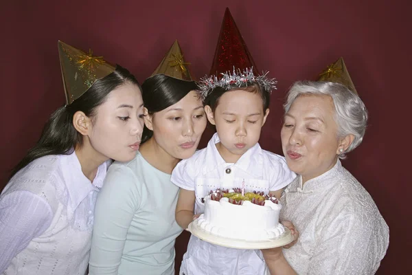 Três Mulheres Menina Soprando Vela Bolo Aniversário — Fotografia de Stock