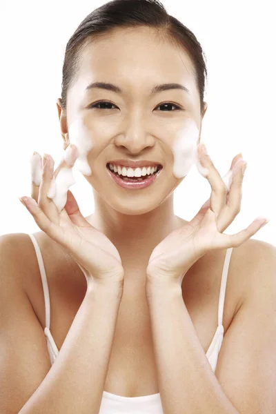Mujer Usando Espuma Facial — Foto de Stock