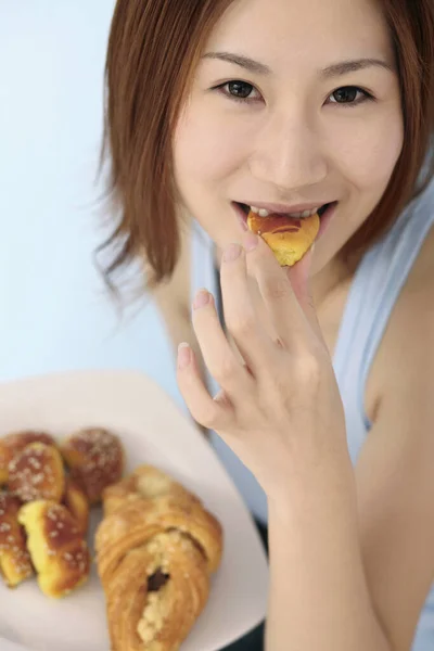 Mulher Comendo Bun Close — Fotografia de Stock