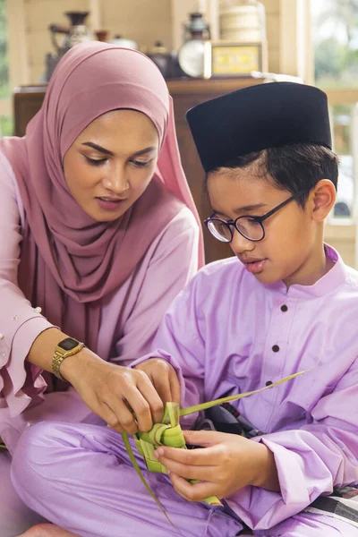 Muzułmańska Rodzina Tkactwo Ketupat — Zdjęcie stockowe