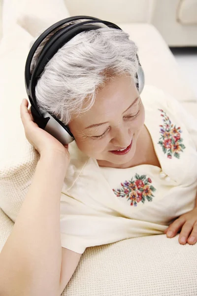 Senior Vrouw Luisteren Naar Koptelefoon — Stockfoto