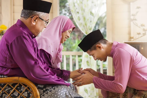 Acto Tradicional Respeito Família Muçulmana Eid Fitr — Fotografia de Stock