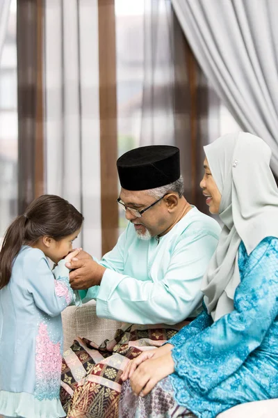 Traditional Act Respect Muslim Family Eid Fitr — Stock Photo, Image