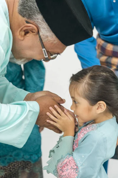 Mujer Musulmana Saludando Abuelo —  Fotos de Stock