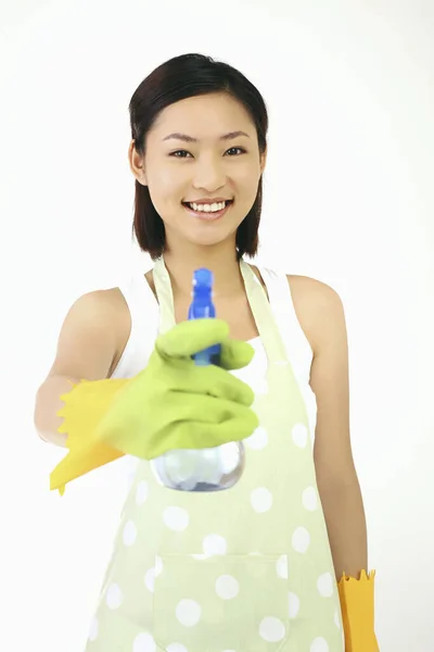 Vrouw Met Schort Rubberen Handschoenen Met Handsproeier — Stockfoto