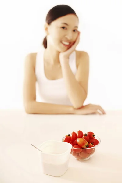 Mujer Sonriendo Cámara Con Yogur Tazón Tomates Cherry Primer Plano — Foto de Stock