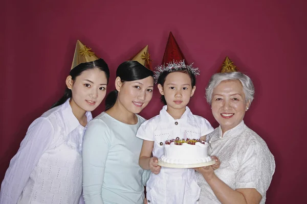 Tre Donne Ragazza Posa Fotocamera Con Torta Compleanno — Foto Stock