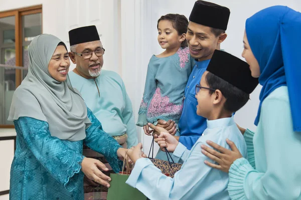 Família Muçulmana Visitando Casal Sênior Eid Fitr — Fotografia de Stock
