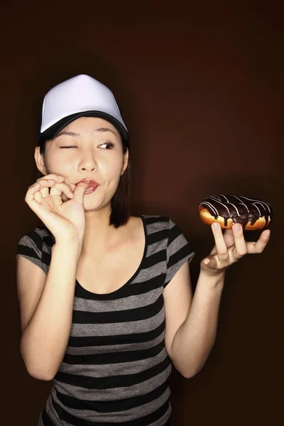 亚洲女人拿着甜甜圈 — 图库照片