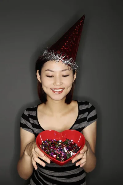 Mulher Com Chapéu Festa Segurando Uma Tigela Confete Forma Coração — Fotografia de Stock