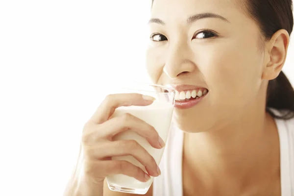 Mujer Con Vaso Leche — Foto de Stock