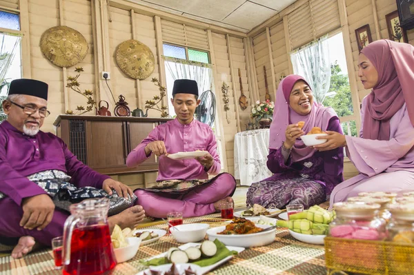 Muslim Keluarga Berpesta Selama Perayaan Idul Fitri — Stok Foto