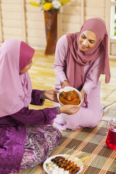 Kobieta Podająca Jedzenie Rodzicom Podczas Stosowania Leku Eid Fitr — Zdjęcie stockowe
