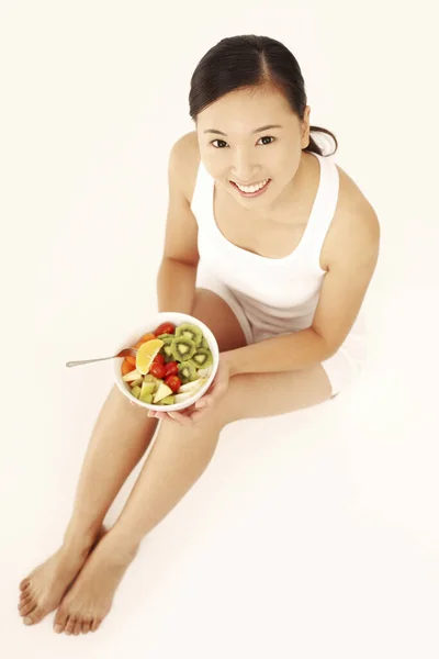 Frau Genießt Obst Und Gemüsesalat — Stockfoto