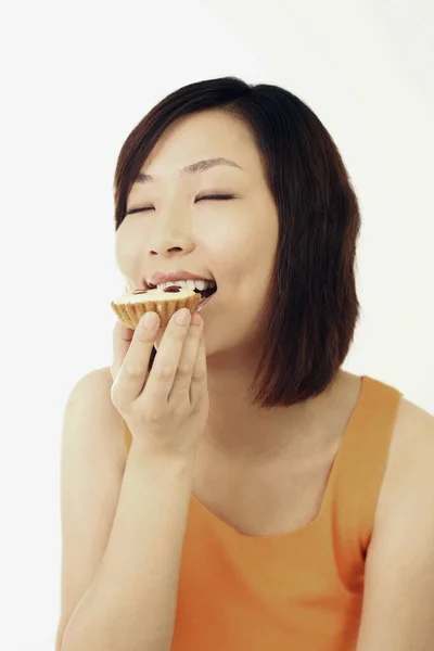 Mulher Comendo Torta Queijo Mirtilo — Fotografia de Stock