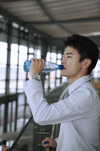 Aziatische Zakenman Drinkwater — Stockfoto
