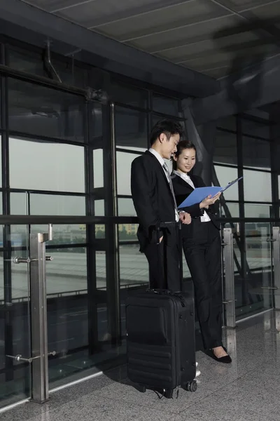 Hombre Negocios Mujer Negocios Leyendo Documento Juntos — Foto de Stock