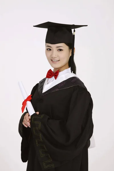 Mujer Bata Graduación Sosteniendo Pergamino — Foto de Stock