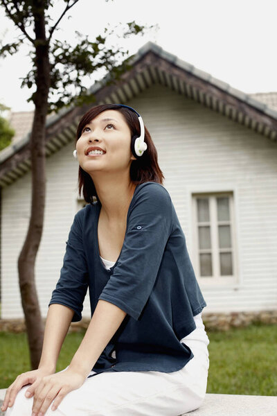 Женщина слушает наушники
