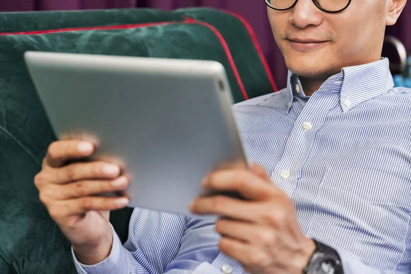 Man Använder Digital Tablett Soffa — Stockfoto