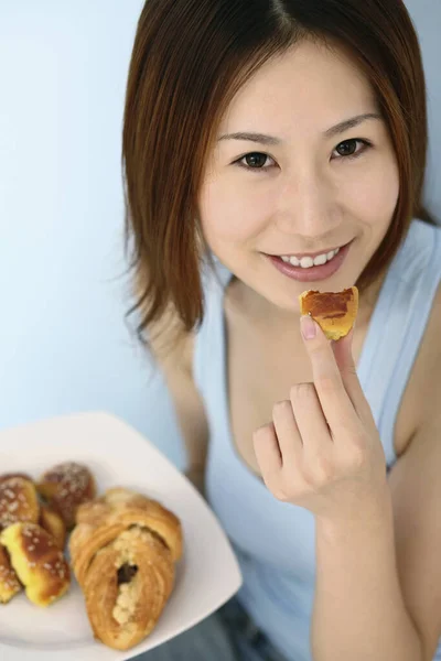 Mulher Comendo Pão Fundo — Fotografia de Stock