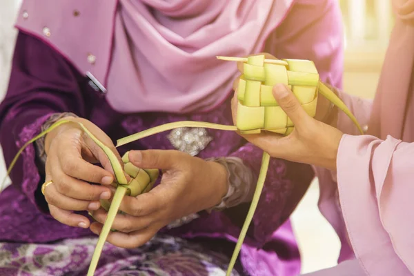 ケツパトを織るイスラム教徒の女性 — ストック写真