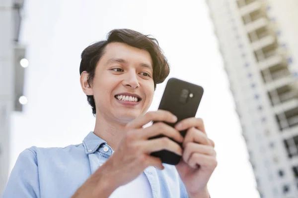 Young Man Using Smartphone — Stock Photo, Image