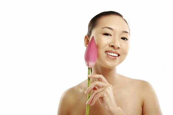 Mujer Posando Con Una Flor — Foto de Stock