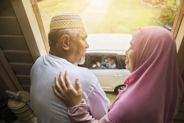 Los Abuelos Que Agitan Sus Nietos Coche —  Fotos de Stock