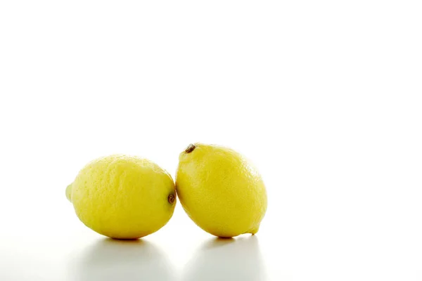 两个有白色背景的柠檬 — 图库照片