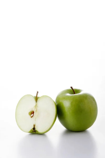 Одне Ціле Половина Зелених Яблук — стокове фото