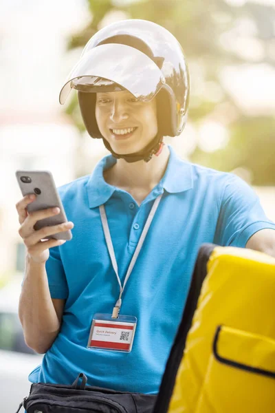 Matleverans Man Kontrollera Plats Med Mobiltelefon — Stockfoto