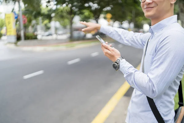 Man Som Håller Mobiltelefon Medan Man Anropar För Åktur — Stockfoto