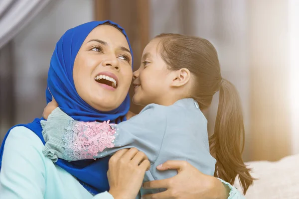 이슬람 소녀가 어머니에게 키스하는 — 스톡 사진