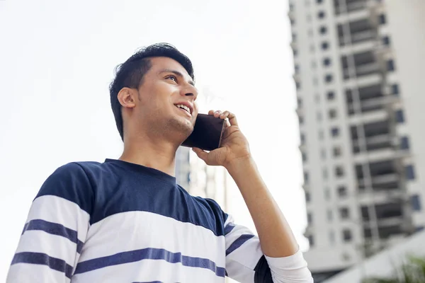 Jongeman Aan Telefoon — Stockfoto