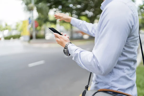 Man Som Håller Mobiltelefon Medan Man Anropar För Åktur — Stockfoto