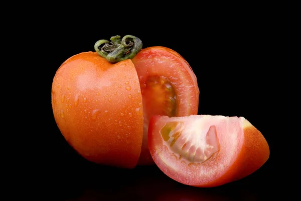 Tomaat Tegen Zwarte Achtergrond — Stockfoto