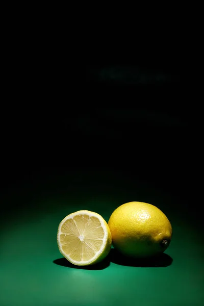 一整一半柠檬 — 图库照片
