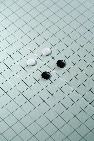 Μαύρο Και Άσπρο Κομμάτια Για Othello Επιτραπέζιο Παιχνίδι — Φωτογραφία Αρχείου