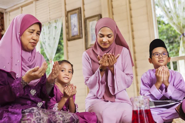 Muslimische Familie Spricht Vor Dem Essen Gebete — Stockfoto