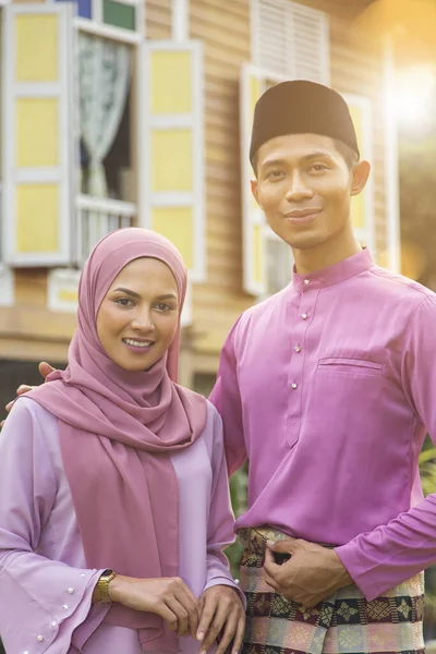 Tengah Tengah Pasangan Muslim Dewasa Berdiri Luar — Stok Foto