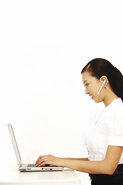 Bizneswoman Urządzeniem Głośnomówiącym Pomocą Laptopa — Zdjęcie stockowe