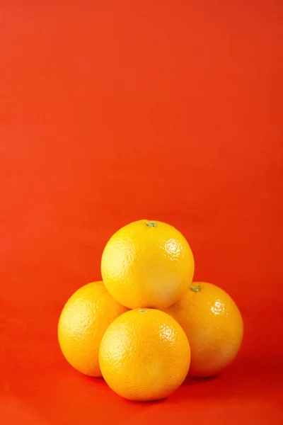 Arrangement Oranges Red Background — Stock Photo, Image