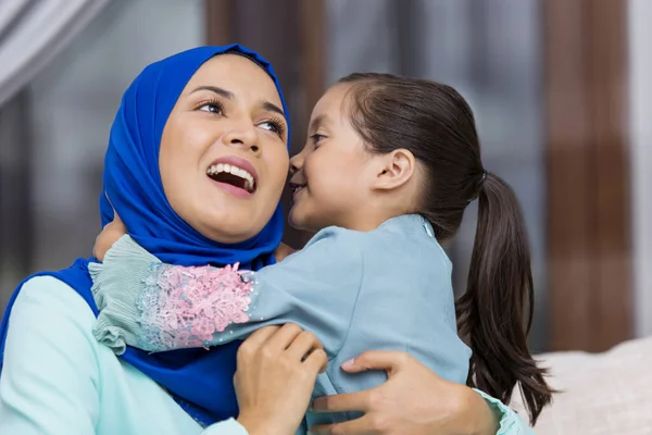 Muslimische Mädchen Küssen Ihre Mutter — Stockfoto