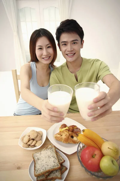 男と女がミルクのグラスを持っている — ストック写真