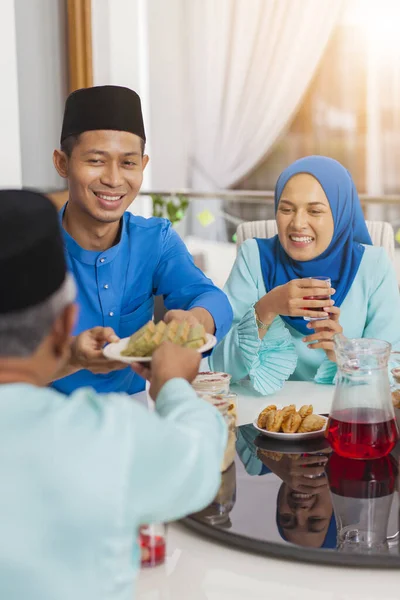 Festa Família Muçulmana Durante Celebração Eid — Fotografia de Stock