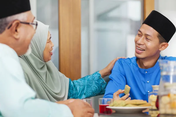 Família Muçulmana Conversando Durante Eid Fitr — Fotografia de Stock